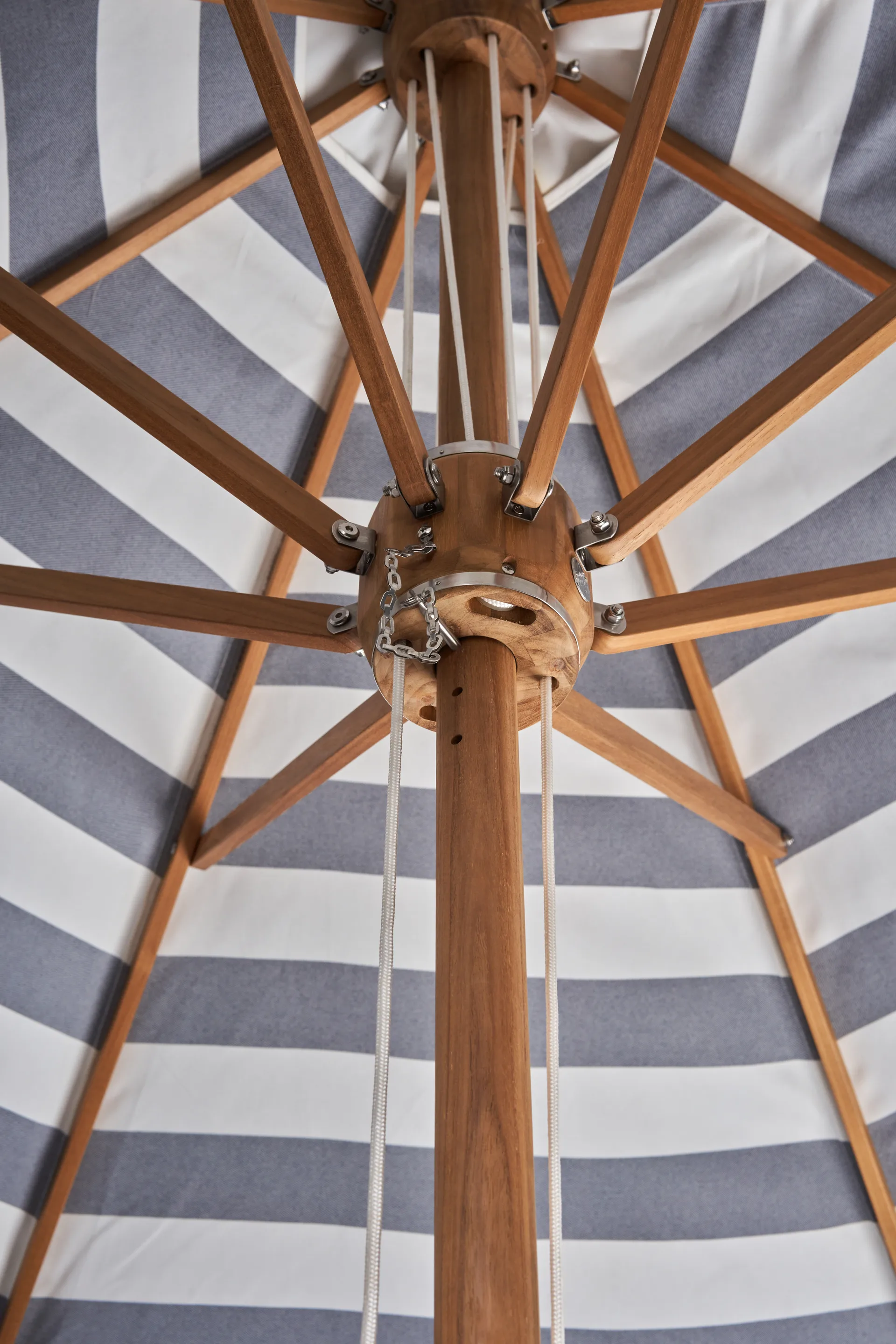 Hisshult parasoll Ø270 cm, Blue stripe-teak 1898