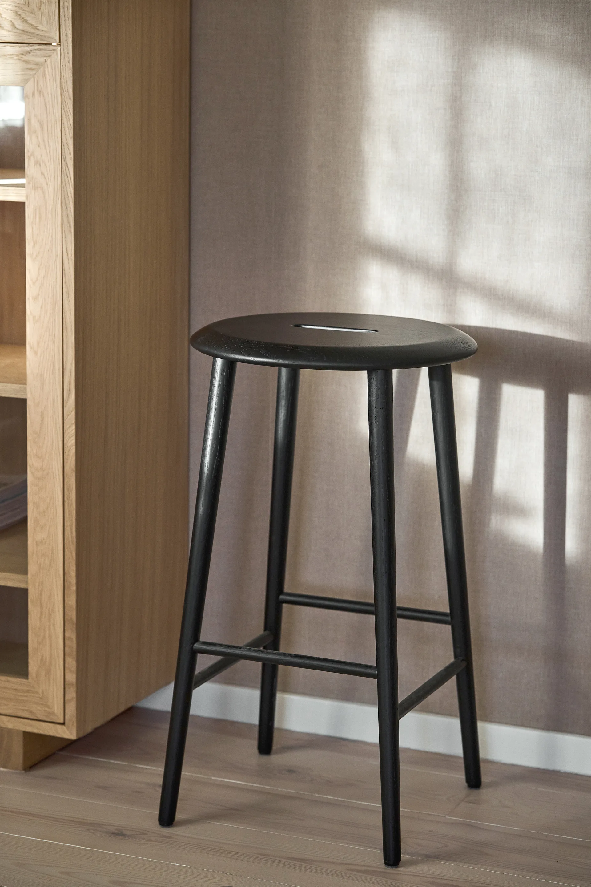 Norrabo rund barpall 65 cm, Svartlackad ek 1898