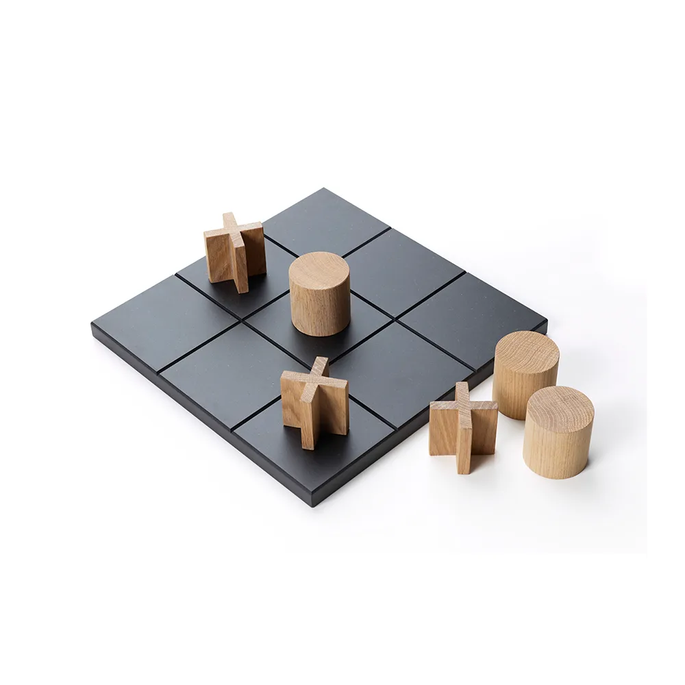 Play spel, Svart-spelpjäser i vitoljad ek A2