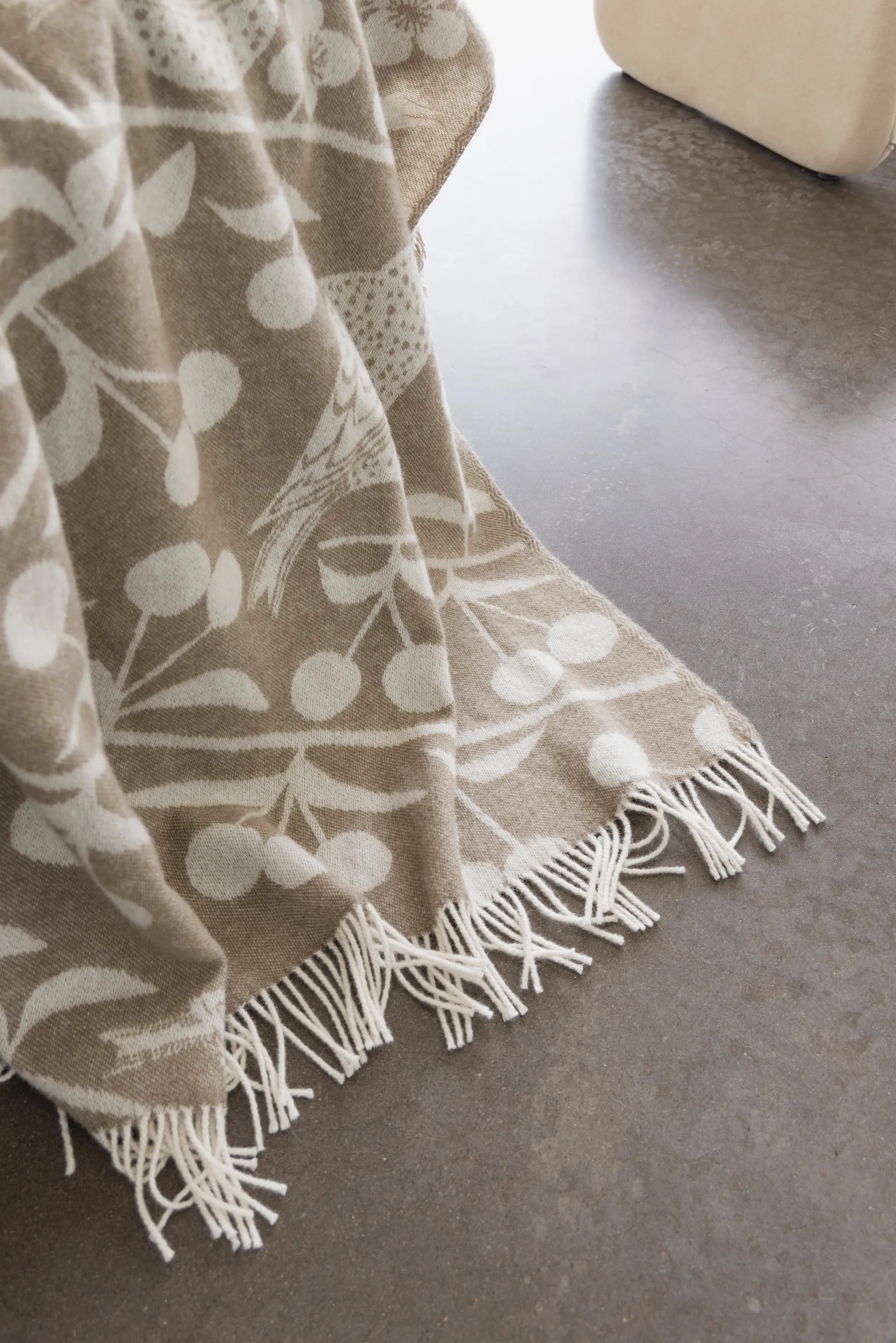 Körsbärsträdgården pläd 130x170 cm, Brun-offwhite Almedahls