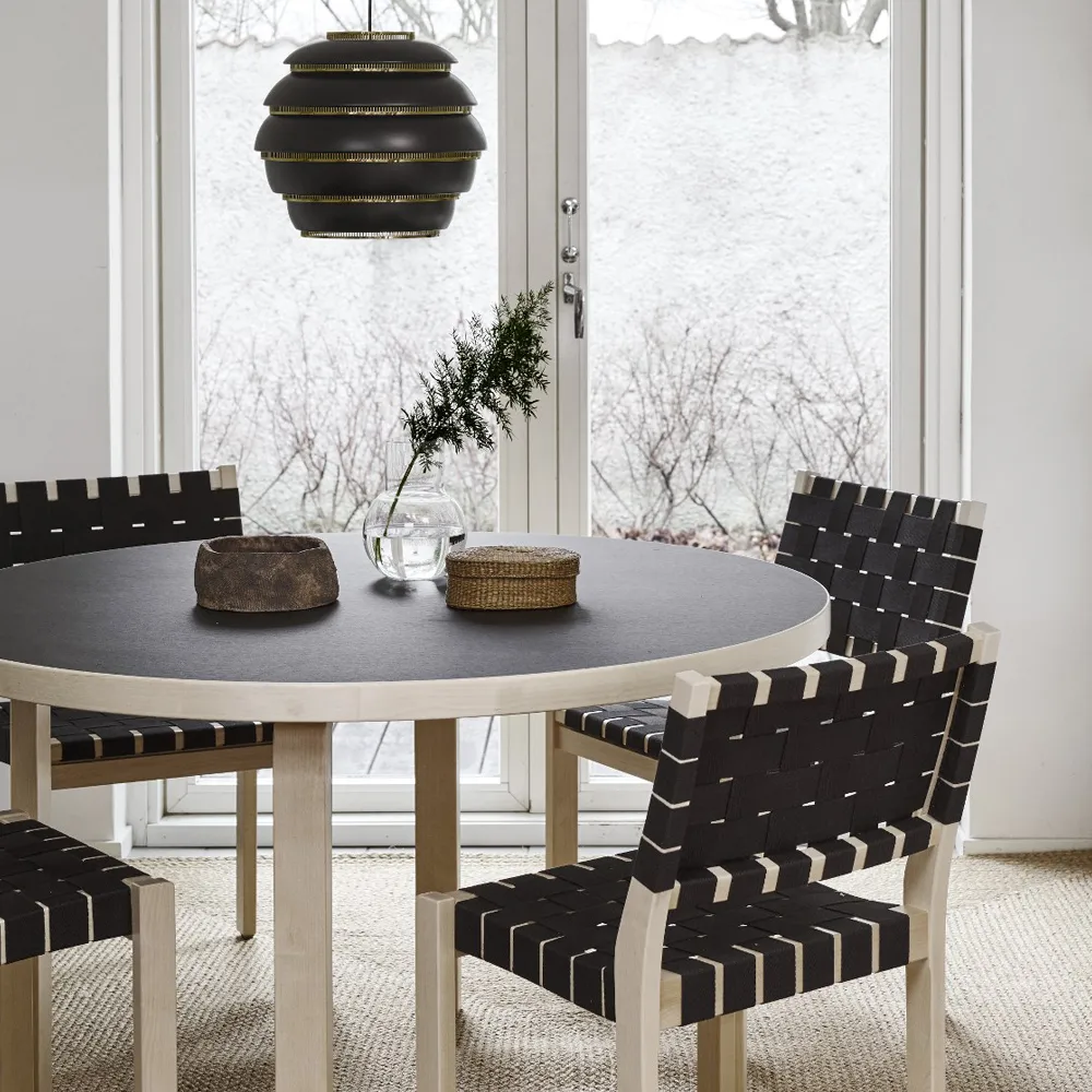 611 stol linnegjord, Svart-Blå-Naturlackad björk Artek