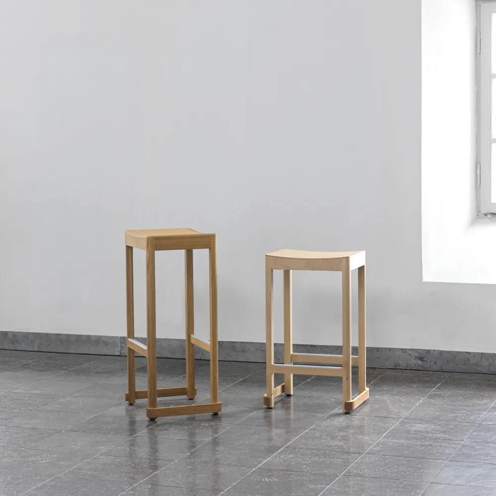 Atelier barpall, Mörkrödlackerad björk-H65 cm Artek