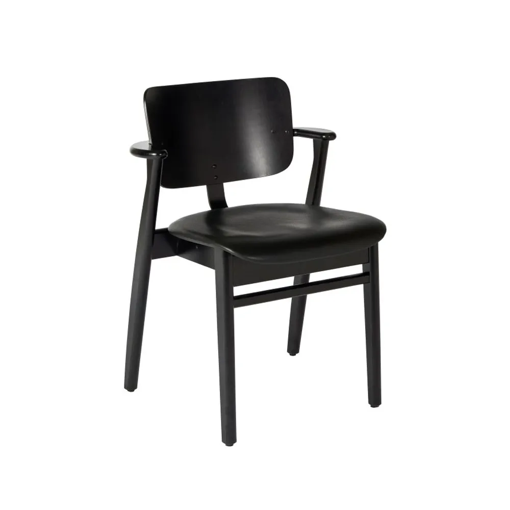Domus stol, läder prestige svart, svartbetsat stativ Artek
