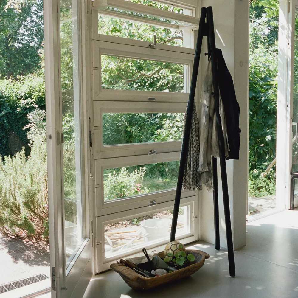 Kiila coat stand tamburmajor, Ask-Svarta krokar Artek