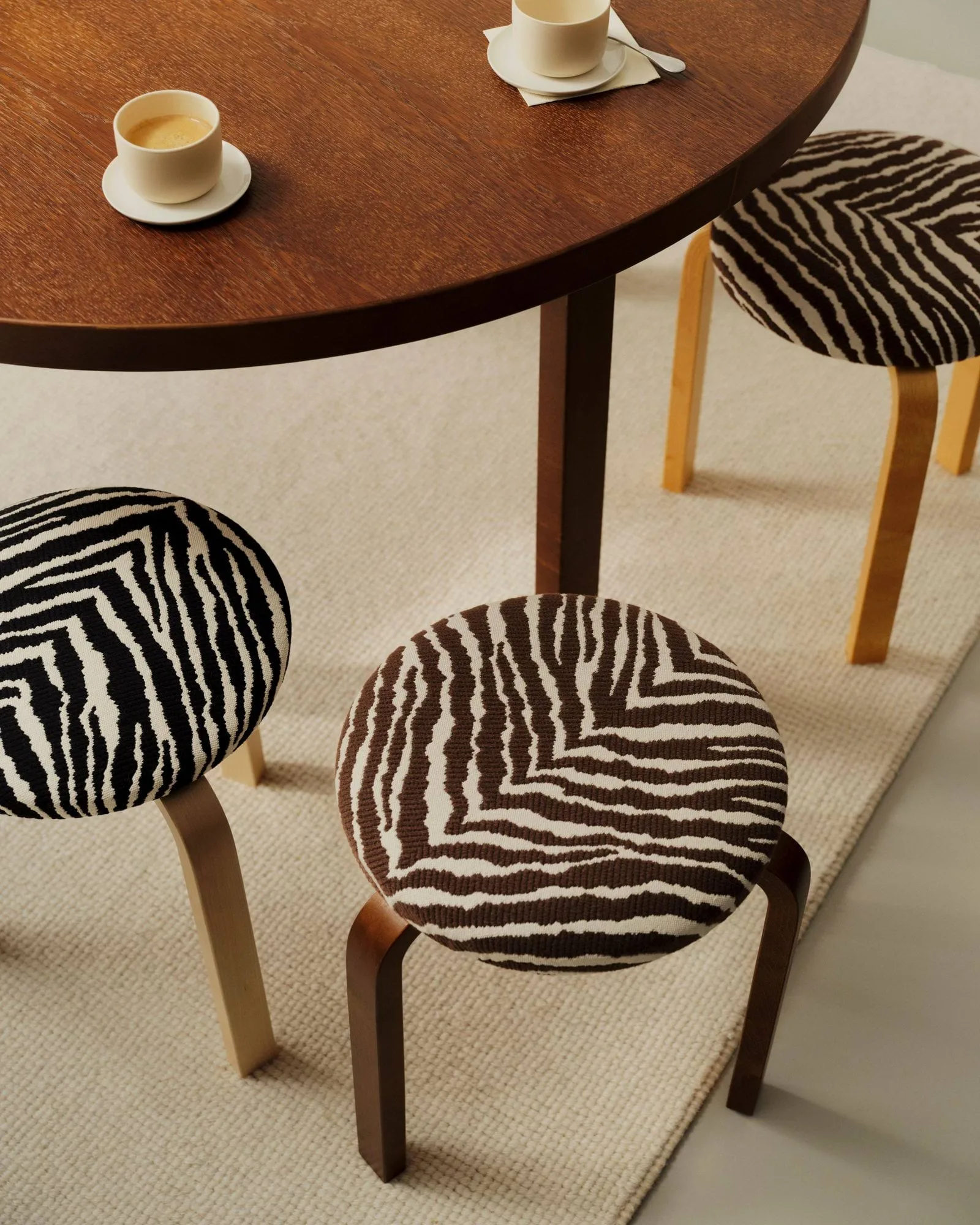 Stool 60 pall 3 st ben, Honungsbetsad björk-tyg Zebra brun Artek