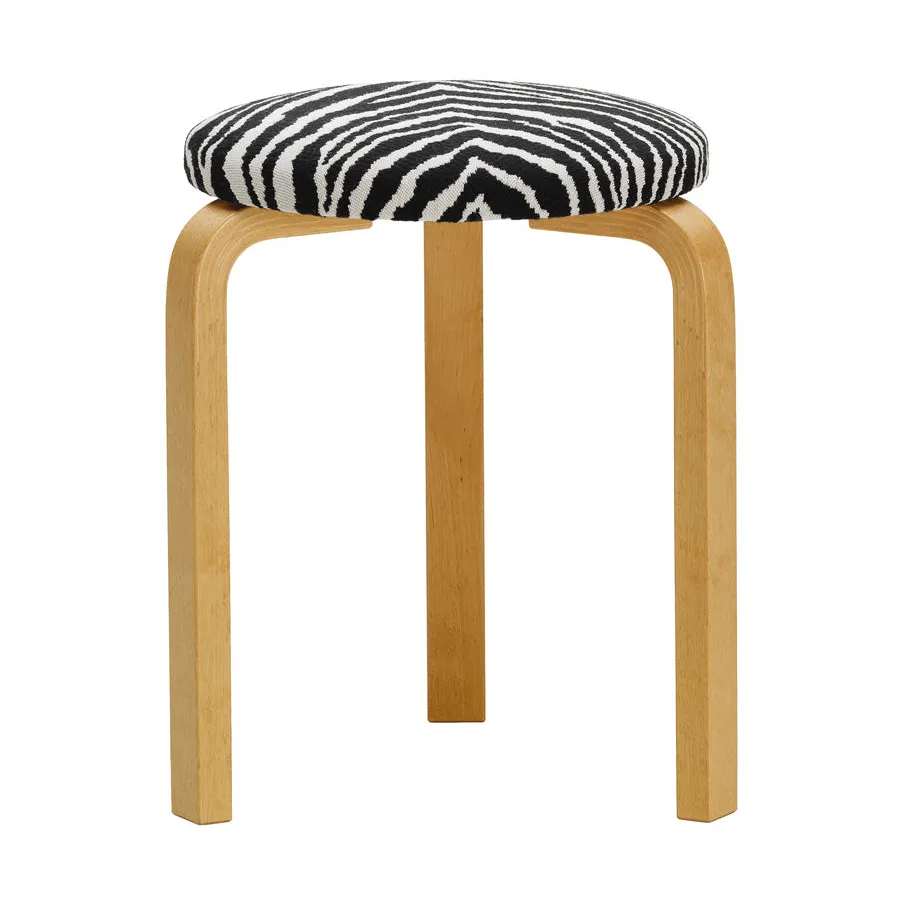 Stool 60 rund pall 3 st ben, Honungsbetsad björk-tyg Zebra svart, Ø38x44 cm Artek