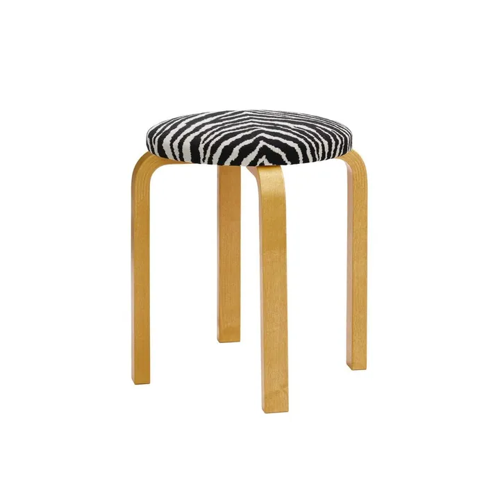 Stool E60 rund pall 4 st ben - Honungsbetsad björk-tyg Zebra svart, Ø38x44 cm - Artek