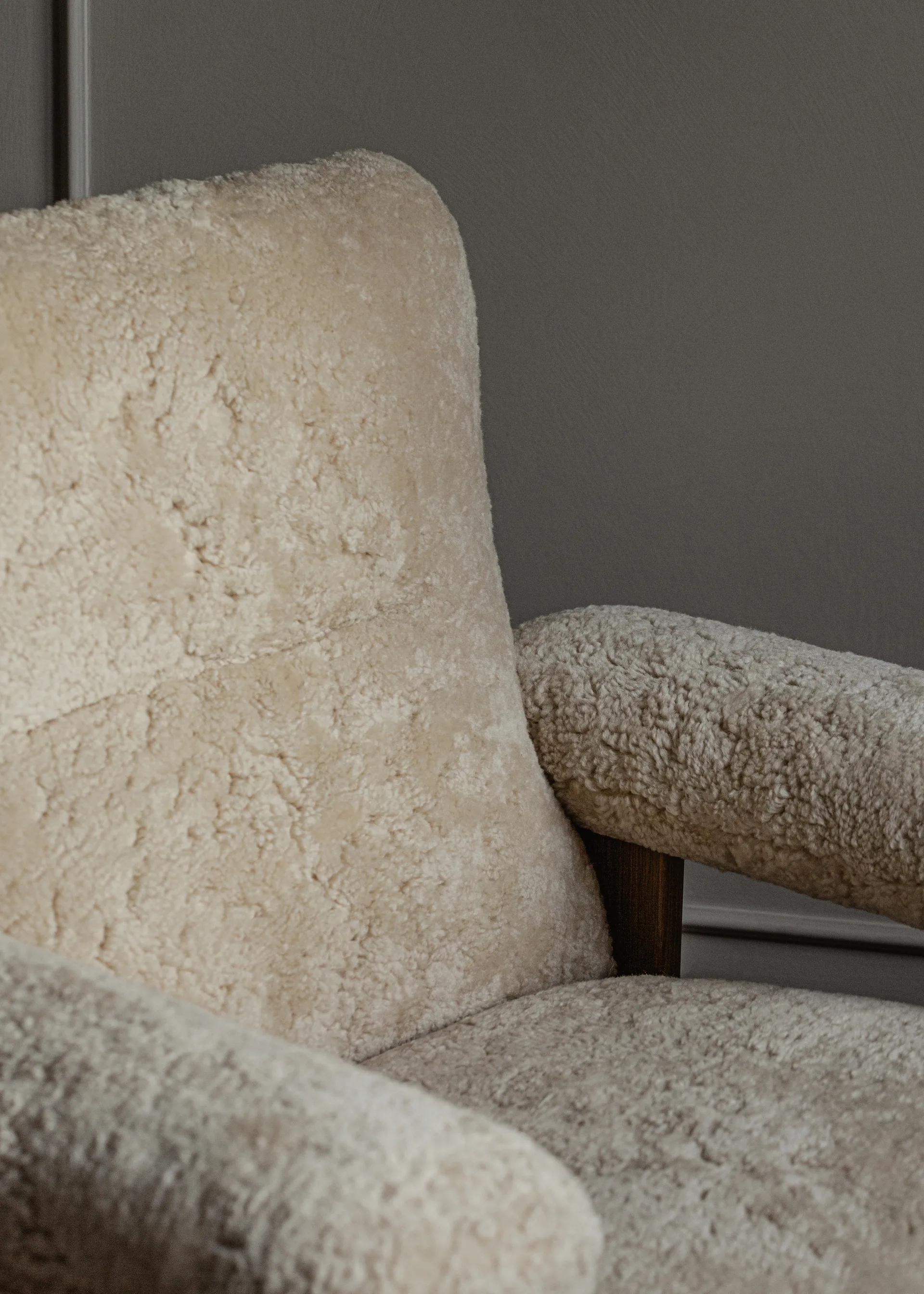Brasilia fåtölj, Dark oak-Nature sheepskin curly Audo Copenhagen