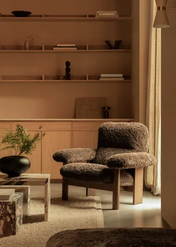 Brasilia fåtölj - Dark oak-Root sheepskin - Audo Copenhagen
