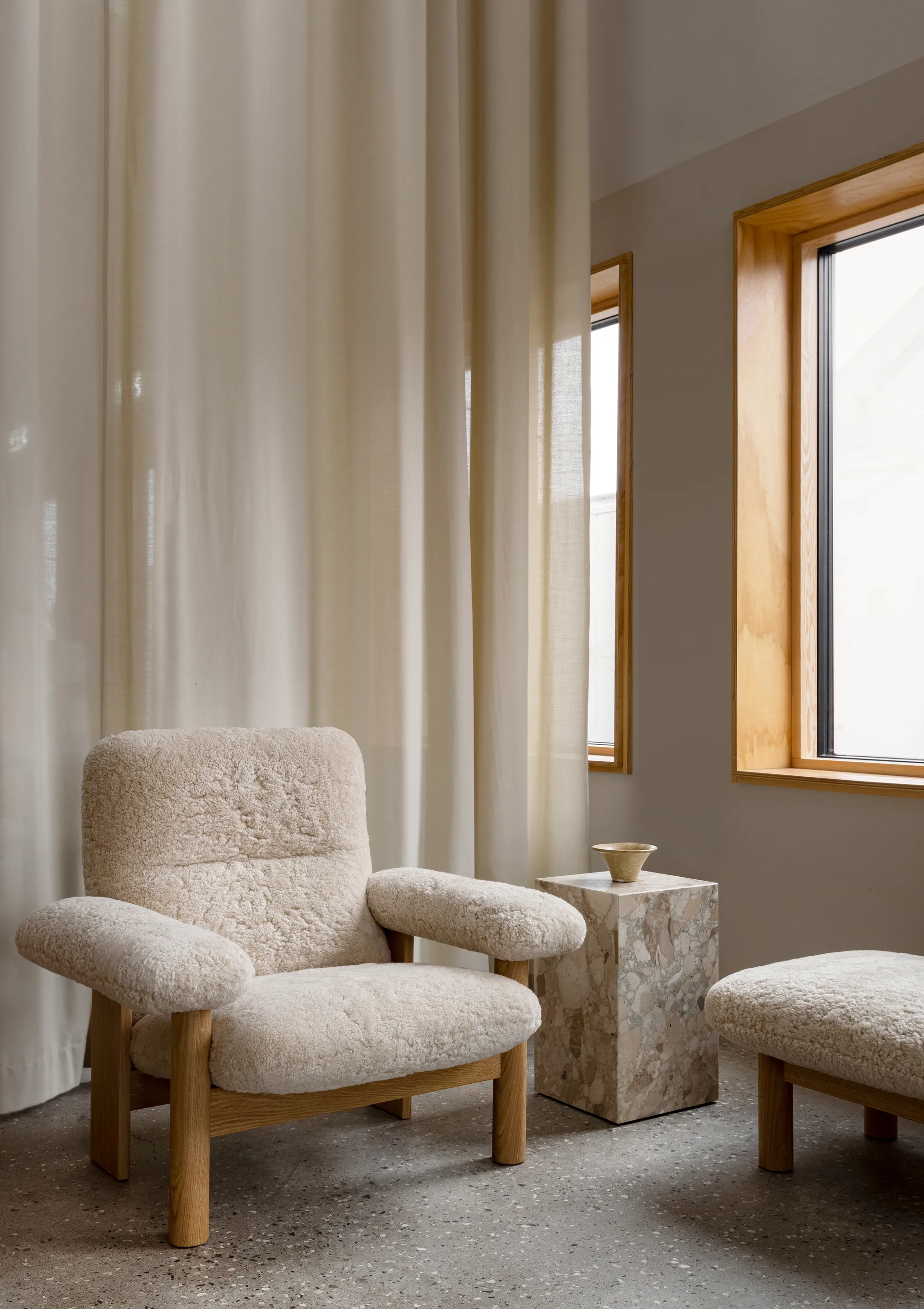 Brasilia fotpall, Walnut-Nature sheepskin curly Audo Copenhagen