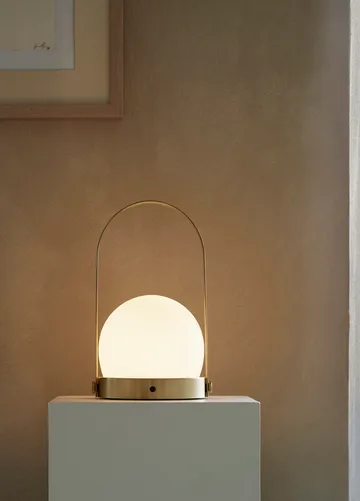 Carrie portabel bordslampa - borstad mässing - Audo Copenhagen