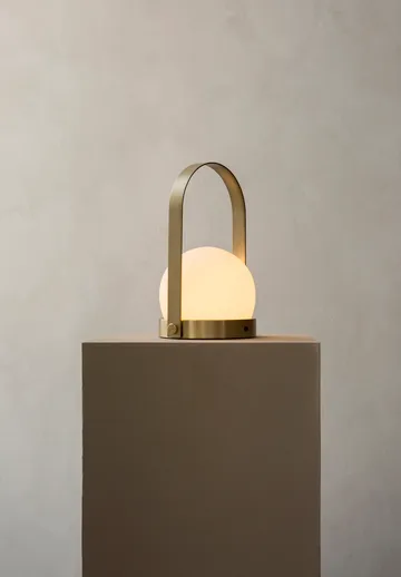 Carrie portabel bordslampa - borstad mässing - Audo Copenhagen