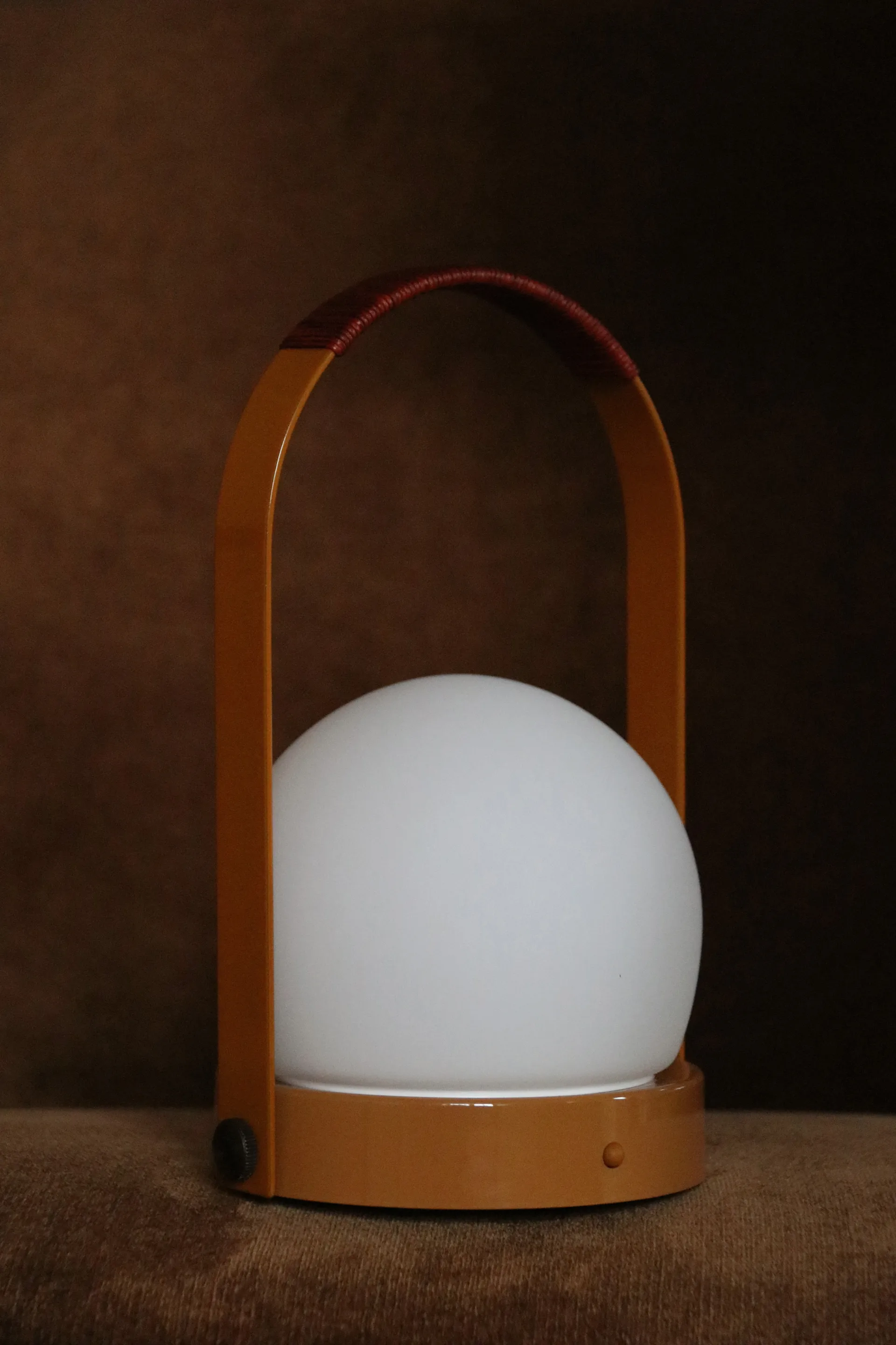 Carrie portabel bordslampa, Golden brown Audo Copenhagen