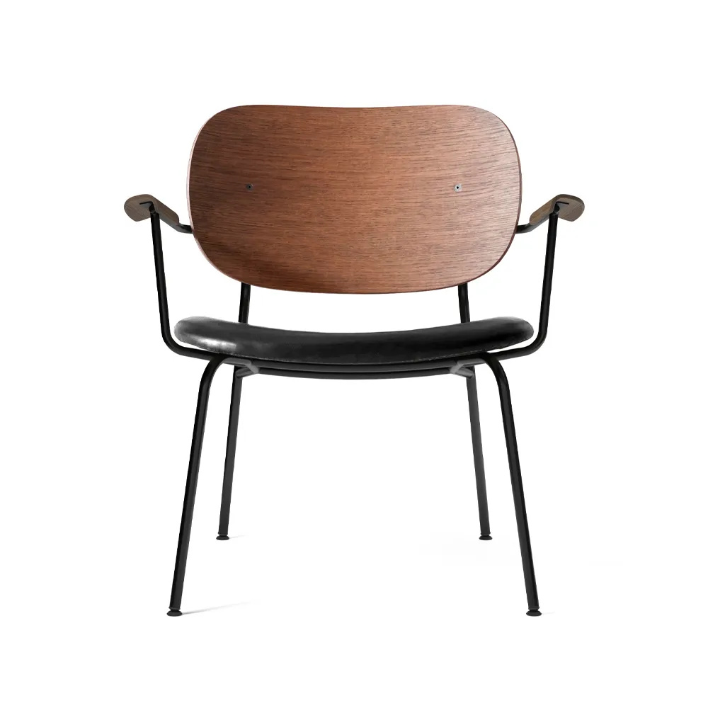 Co Loungestol, läder dakar 0842 black, rygg&arm. mörkb. ek, svart stativ Audo Copenhagen