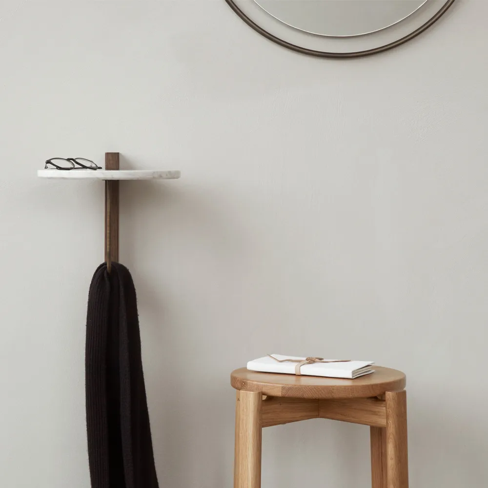 Corbel hylla, marmor carrara, mörkbetsad ek Audo Copenhagen