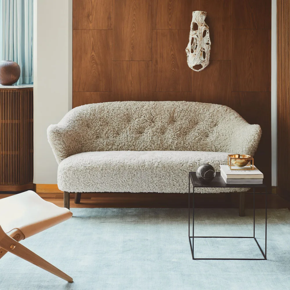 Ingeborg 2,5-sits soffa, Fårskinn moonlight-ben ek rökt Audo Copenhagen