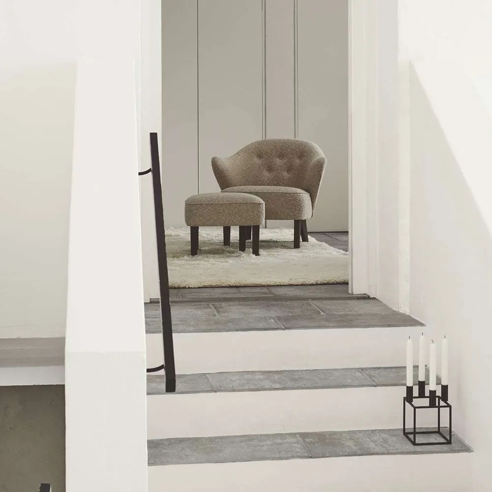 Ingeborg fåtöljpaket, tyg sahcozero beige-inkl. fotpall-ben rökt ek Audo Copenhagen