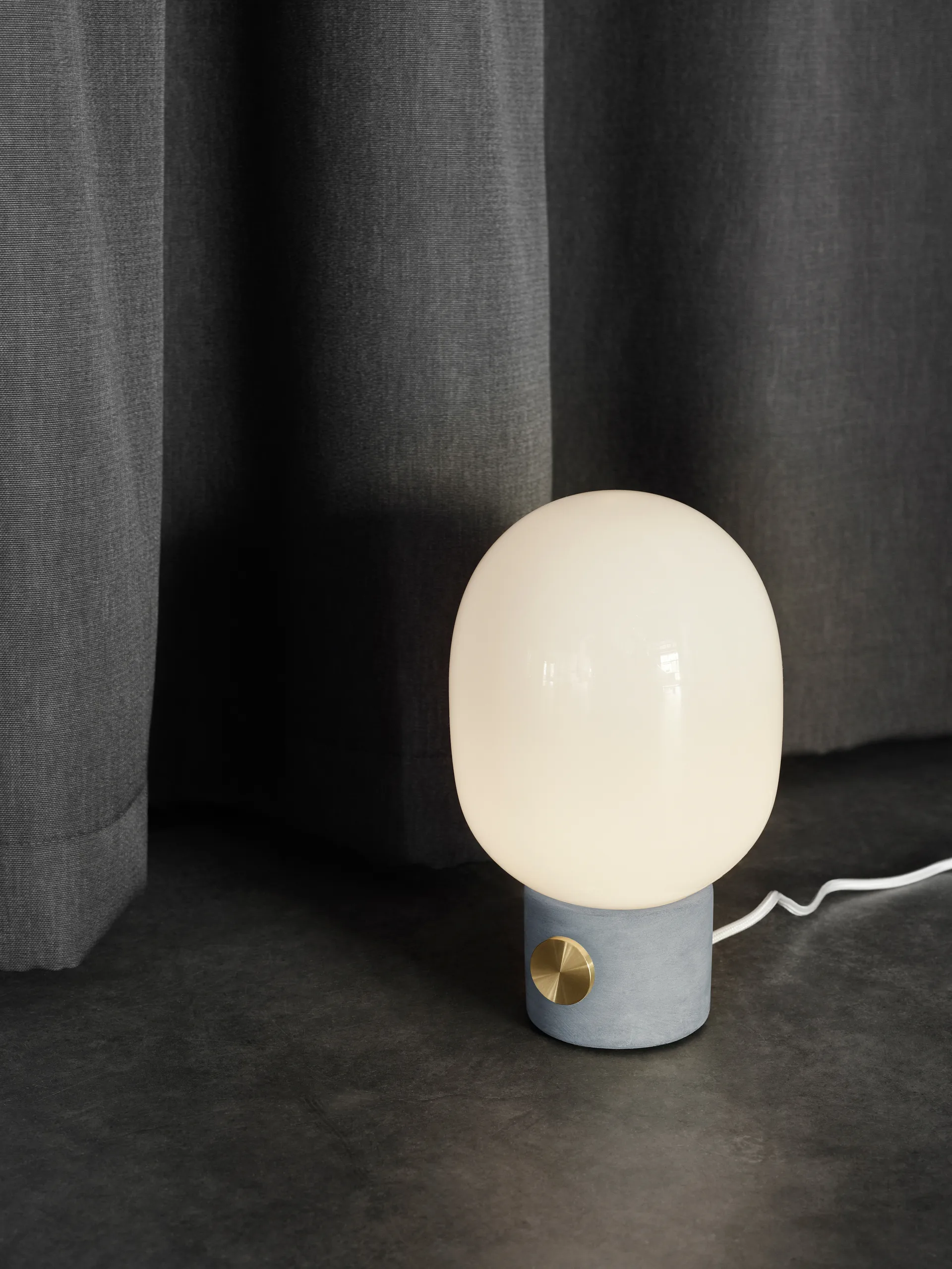 JWDA bordslampa, Betong-mässing, Small Audo Copenhagen