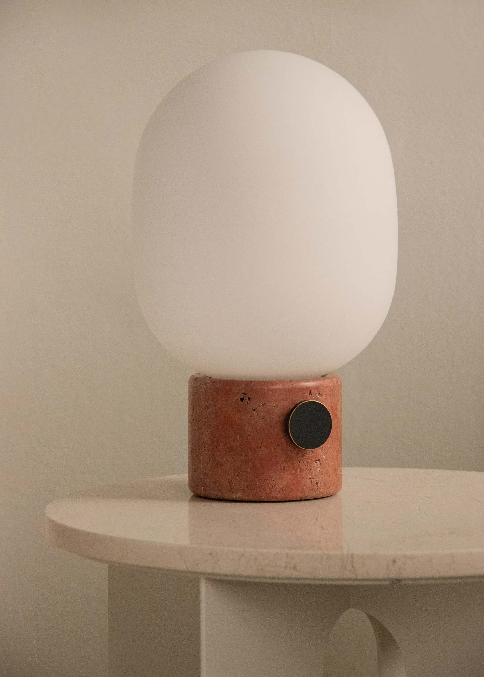 JWDA bordslampa, Red travertine, Large Audo Copenhagen