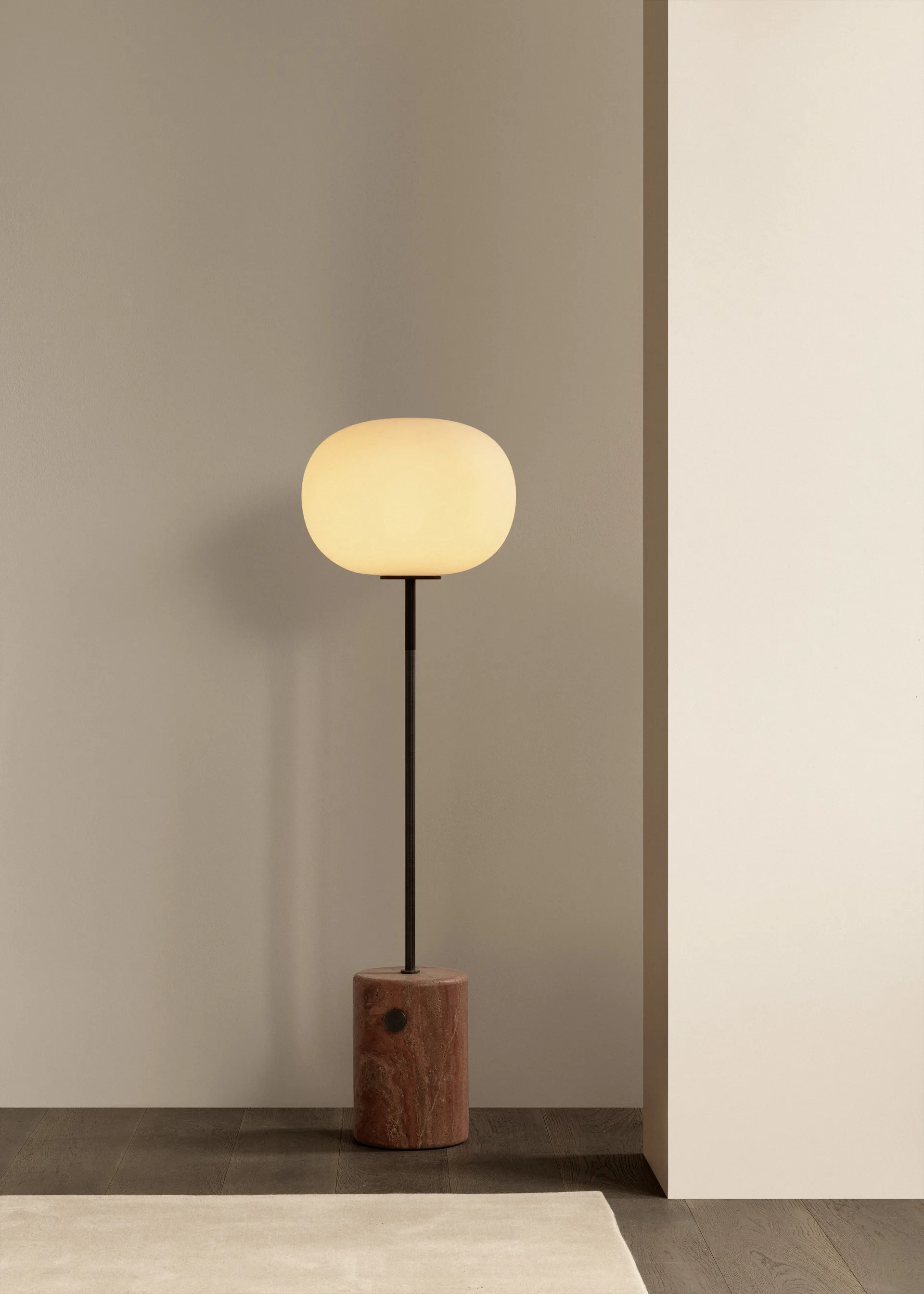 JWDA golvlampa, Red travertine, 130 cm Audo Copenhagen