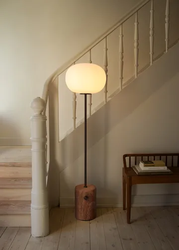 JWDA golvlampa - Red travertine, 130 cm - Audo Copenhagen