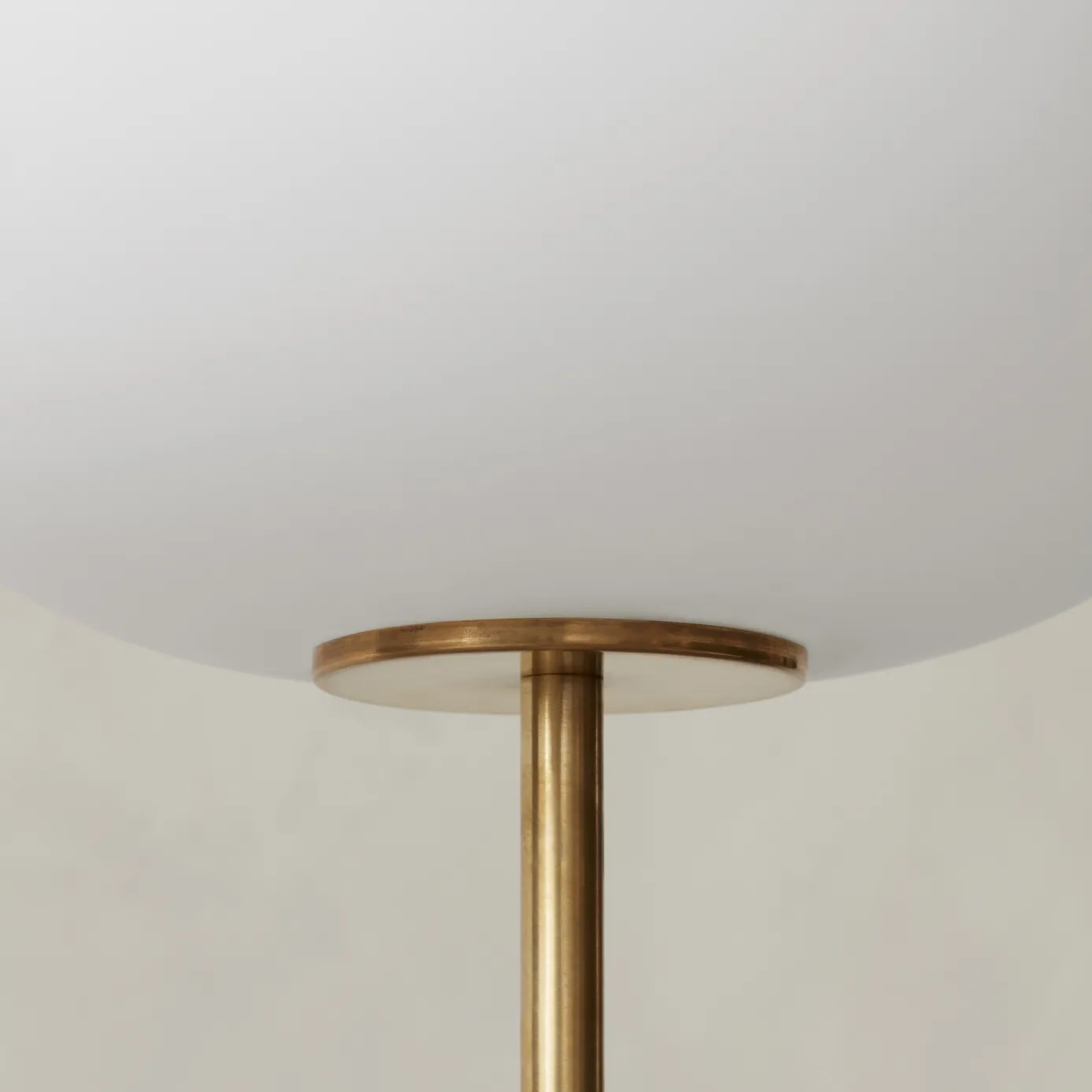 JWDA golvlampa, Travertin-mässing, 150 cm Audo Copenhagen