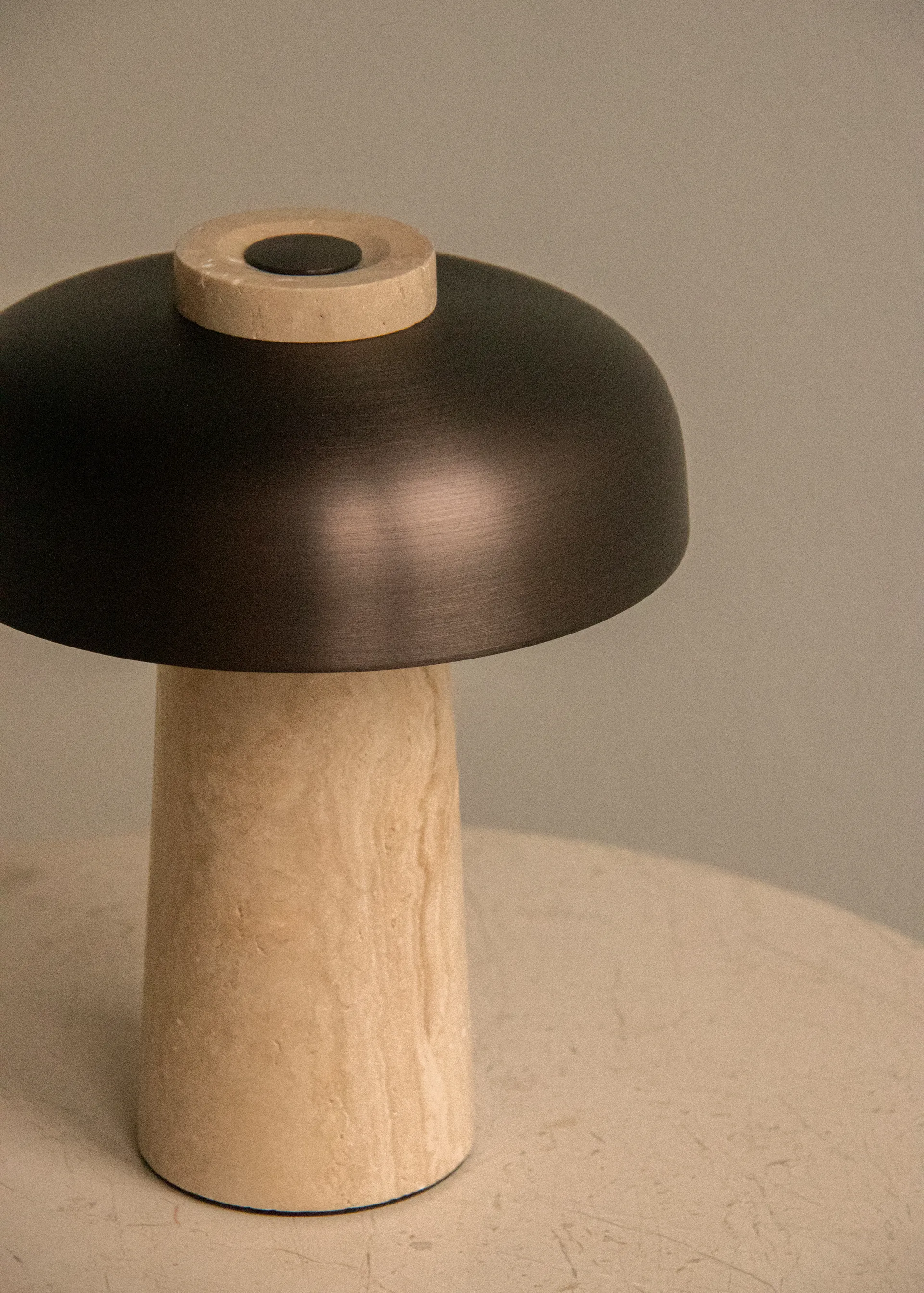 Reverse portabel bordslampa 24,5 cm, Travertine-bronzed aluminium Audo Copenhagen
