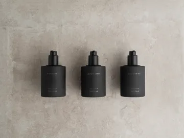 Kirei glasflaskor inkl vägghållare 3-pack - Smoke, monteras med skruv - blomus