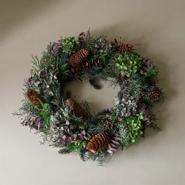 Botanical Forest Wreath blomkrans - Hortensia-eukalyptus-barrgrenar-kottar, Ø40 cm - Botané