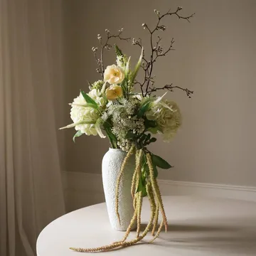 Ivory Cascade konstgjord bukett - Snöbärskvist-körsbärskvist-vallmo-hortensia 13 st - Botané