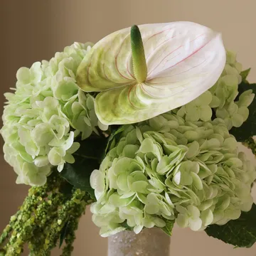 Konstgjord blombukett Dewdrop Symphony - Hortensia-ljusgrön anthurium-amarant 6 st - Botané