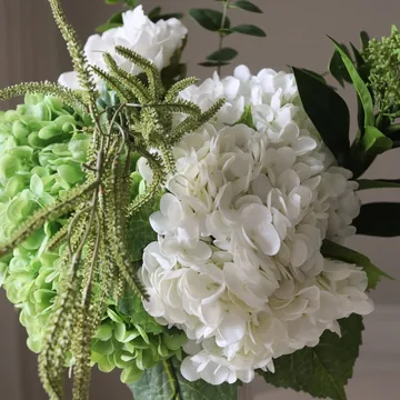 Smashed Avocado konstgjord bukett - Hortensia-pion-amarant-skimmiabär-eucalyptus 12 st - Botané