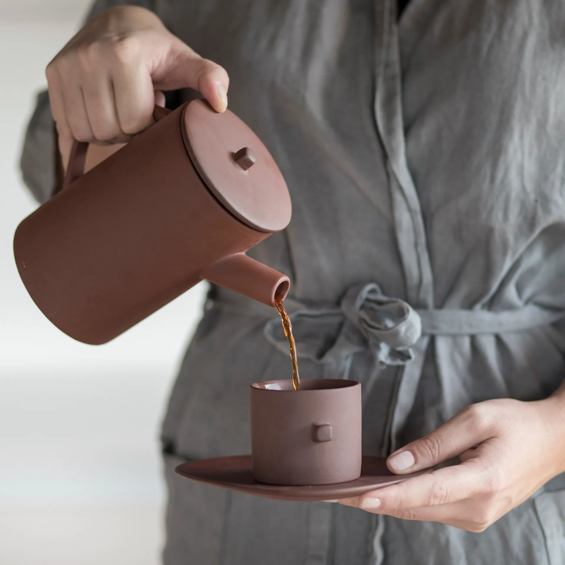 Clay kaffekopp med fat, Brun Byon
