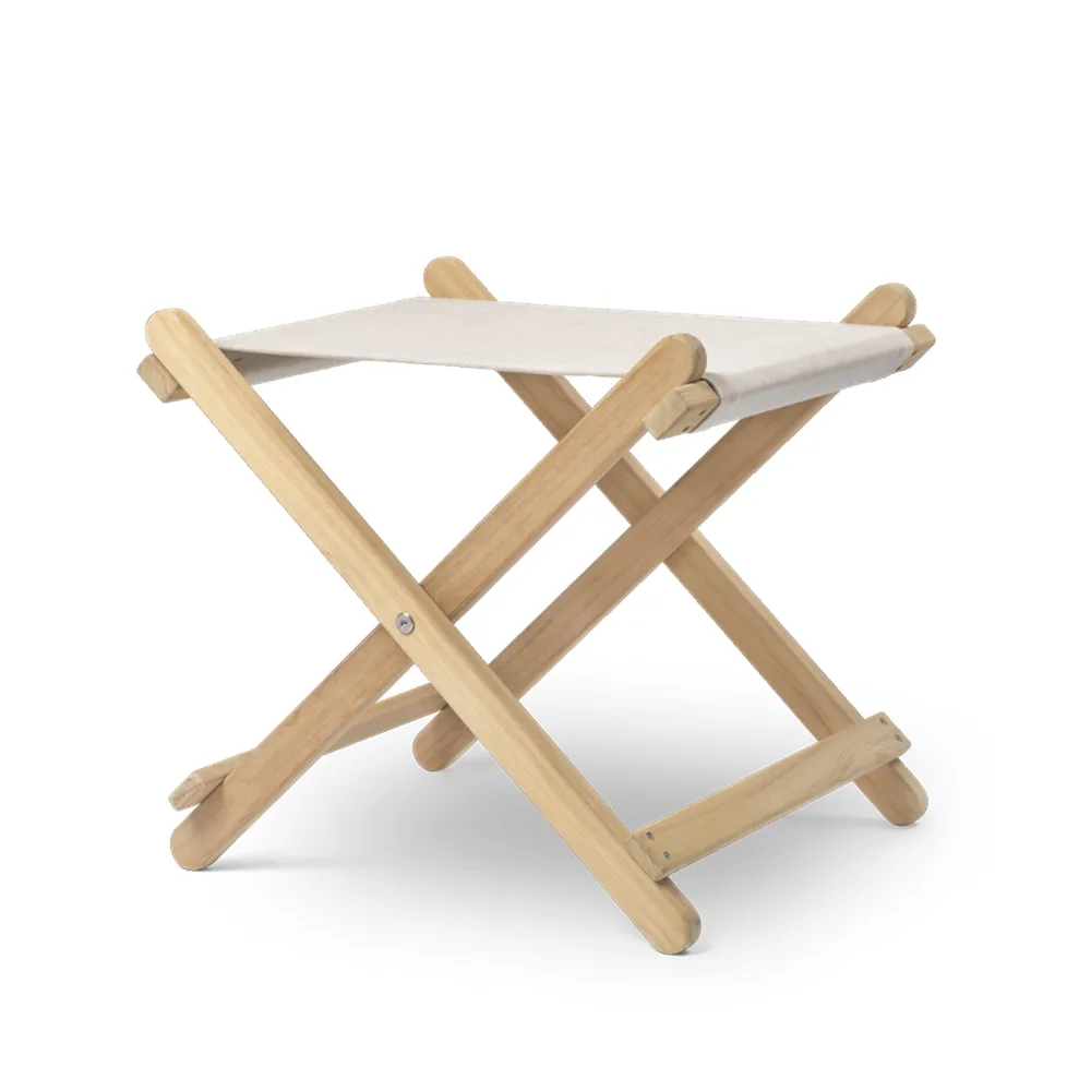 BM5768 fotpall, tyg heritagepapyrus 18006 vit, obehandlat teakstativ Carl Hansen & Søn
