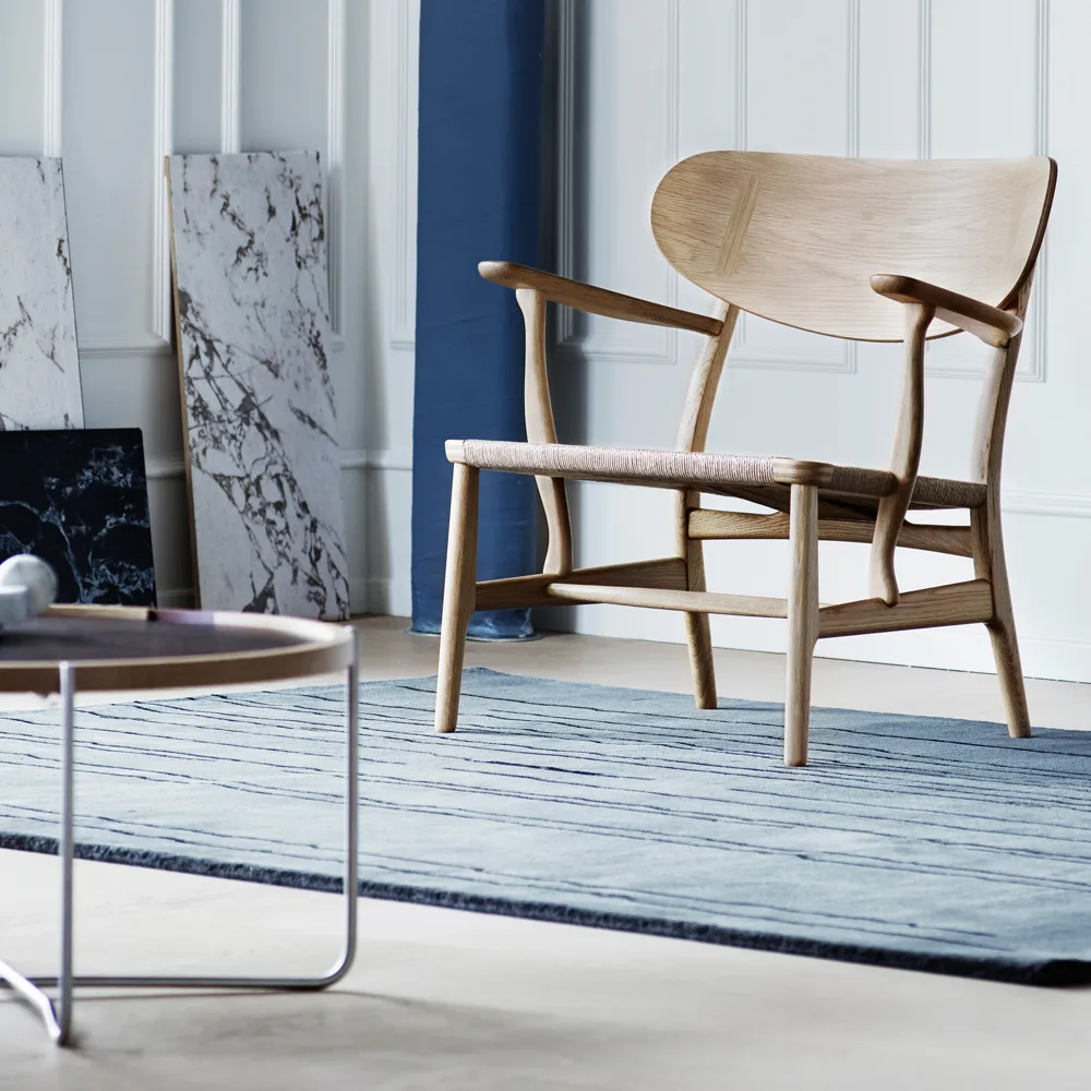CH22 fåtölj, Klarlack ek-valnöt-svart Carl Hansen & Søn