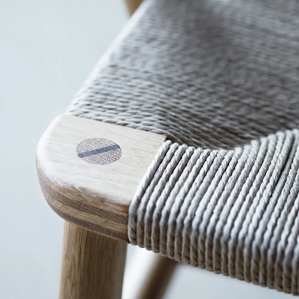 CH22 fåtölj, Oljad valnöt-naturflätad Carl Hansen & Søn