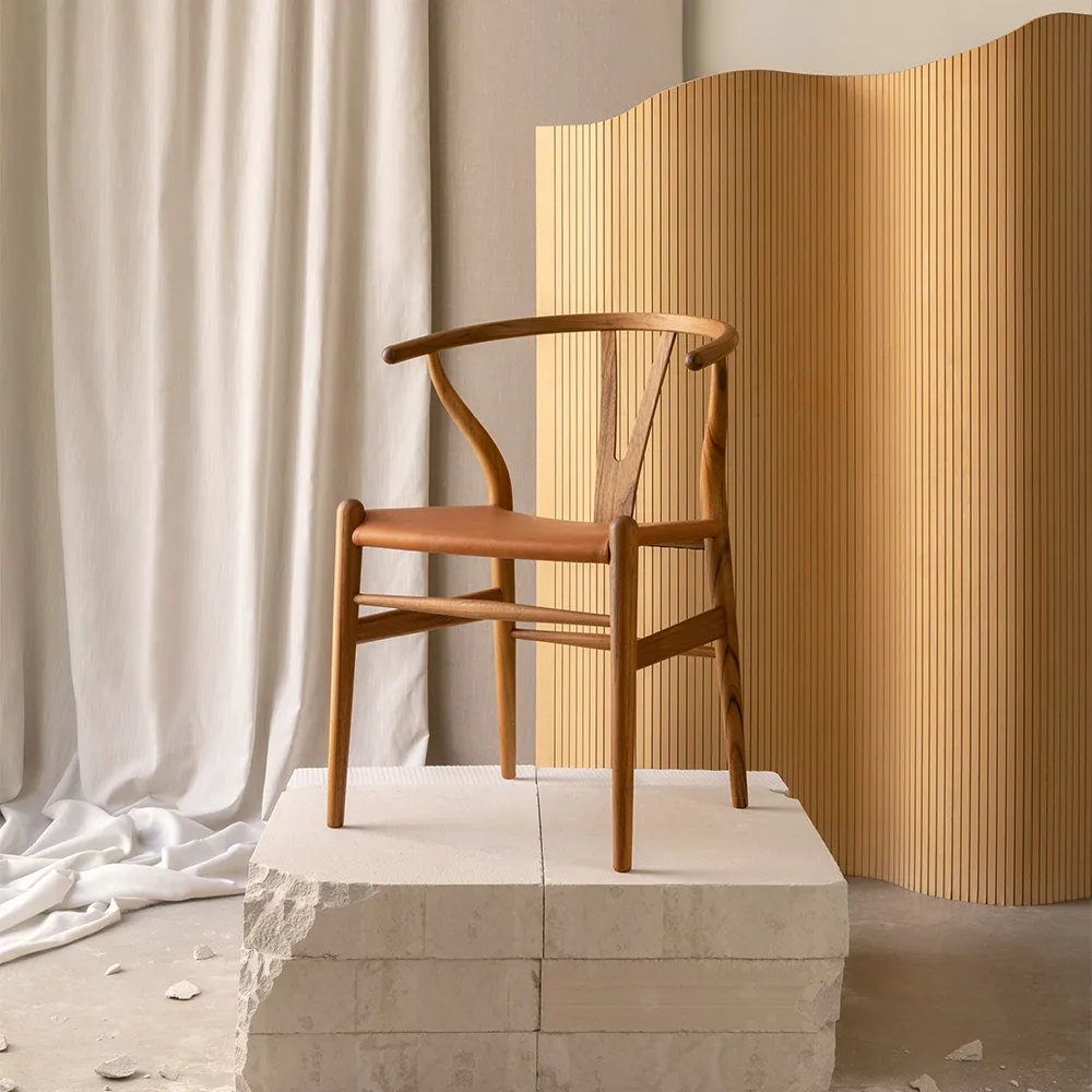 CH24 Y-stol Birthday Edition, Teak, sits i anilinläder Carl Hansen & Søn