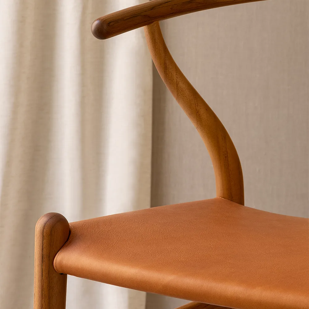 CH24 Y-stol Birthday Edition, Teak, sits i anilinläder Carl Hansen & Søn