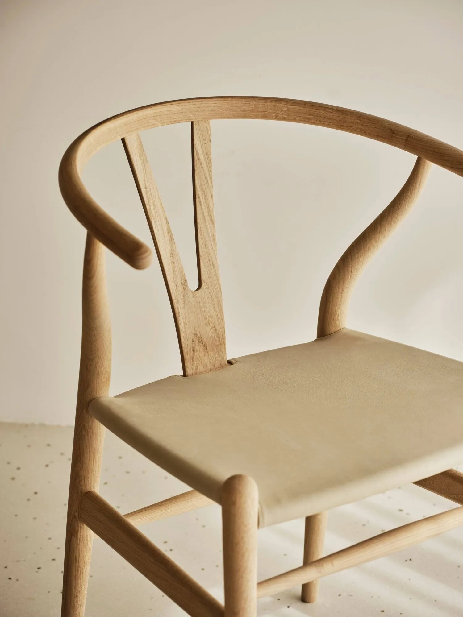 CH24P Y-stol, Läder Terra 20364-såpad ek Carl Hansen & Søn