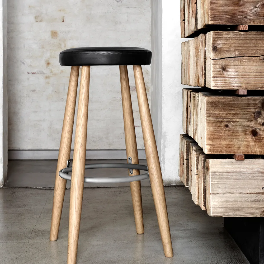 CH56 barpall hög, Svart läder-svartlackat stativ Carl Hansen & Søn