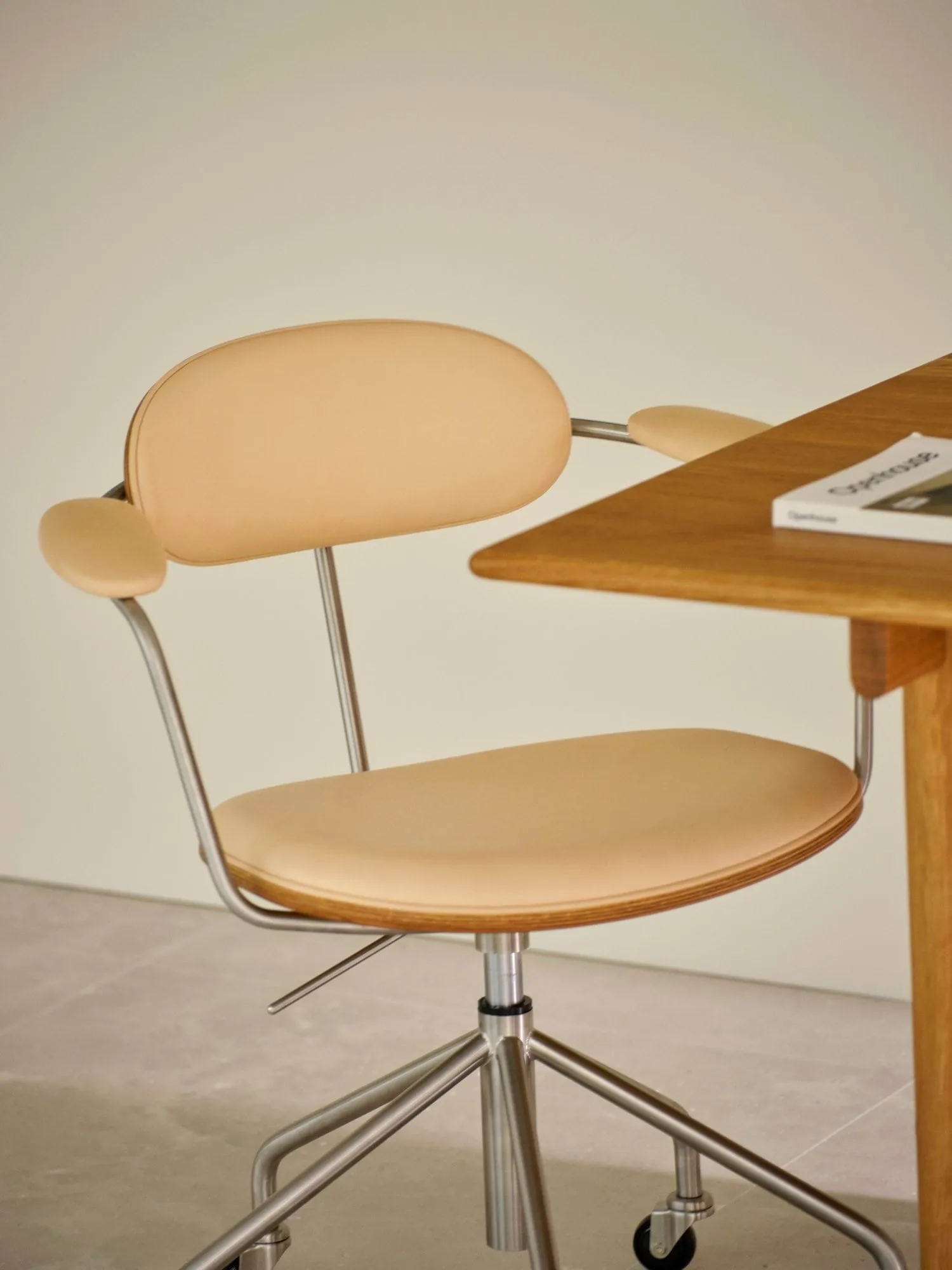 CH621 Swivel Chair, Läder Sif 90 beige-oljad ek Carl Hansen & Søn