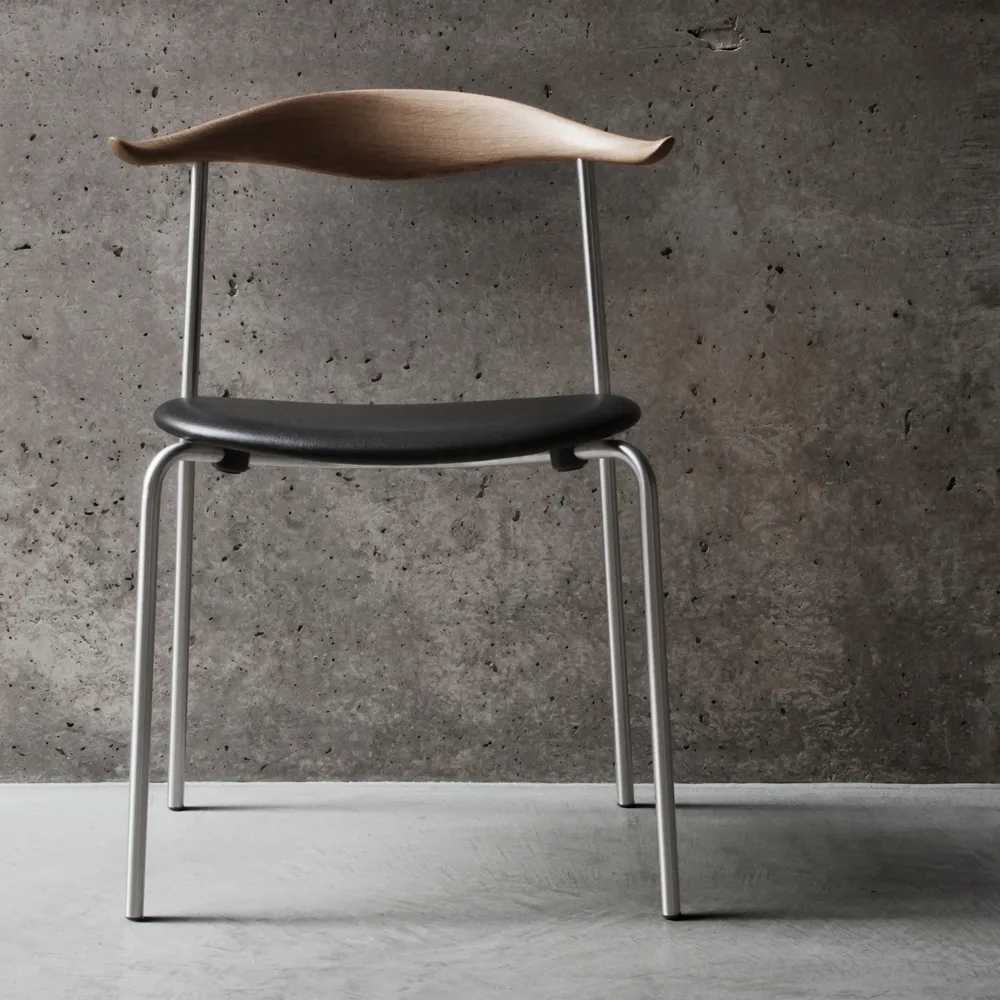 CH88P stol, tyg fiord 151 grå, rygg svartlackad ek, svartlackat stativ Carl Hansen & Søn