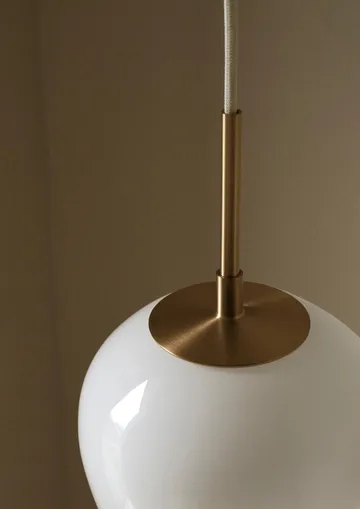 MT221 Tulip-lampan - Opalglas-mässing, Ø17 cm - Carl Hansen & Søn