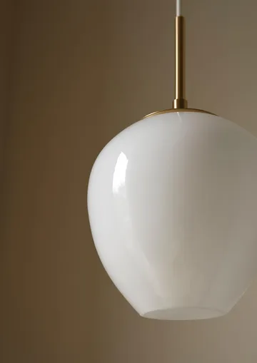 MT221 Tulip-lampan - Opalglas-mässing, Ø17 cm - Carl Hansen & Søn