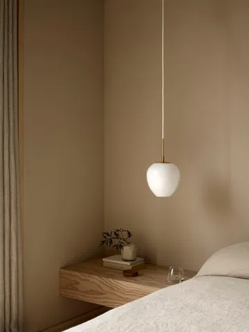 MT221 Tulip-lampan - Opalglas-mässing, Ø17 cm - Carl Hansen & Søn