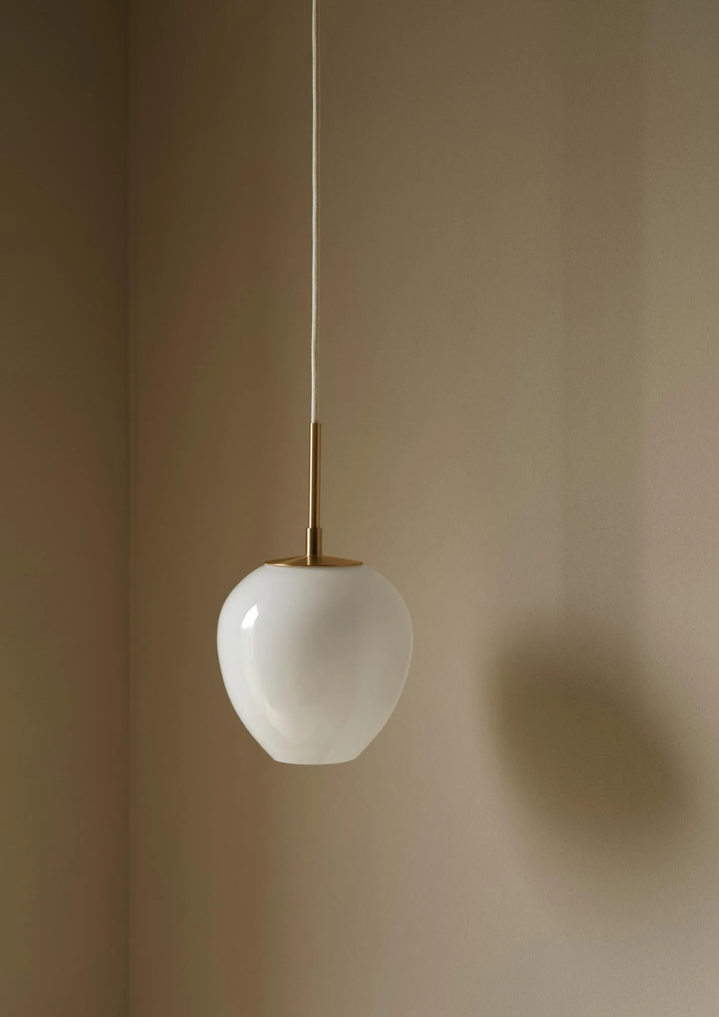  MT221 Tulip-lampan, Opalglas-mässing, Ø17 cm Carl Hansen & Søn