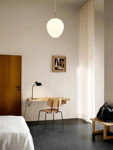 MT221 Tulip-lampan - Opalglas-mässing, Ø36 cm - Carl Hansen & Søn