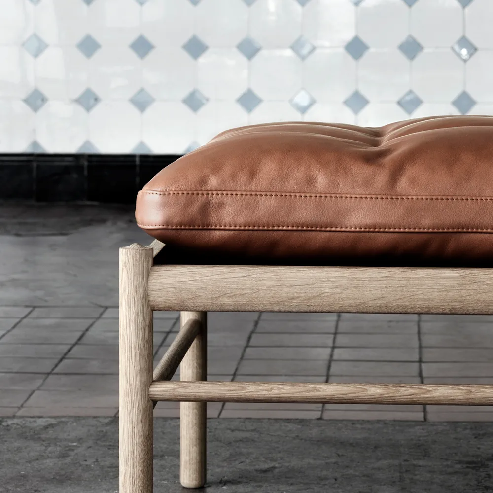 OW150 dagbädd, Loke 7150 läder svart-såpad ek Carl Hansen & Søn