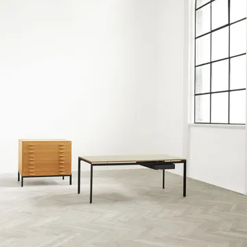 PK52A studentskrivbord pulverlackerat stål - Oljad ek-svart - Carl Hansen & Søn