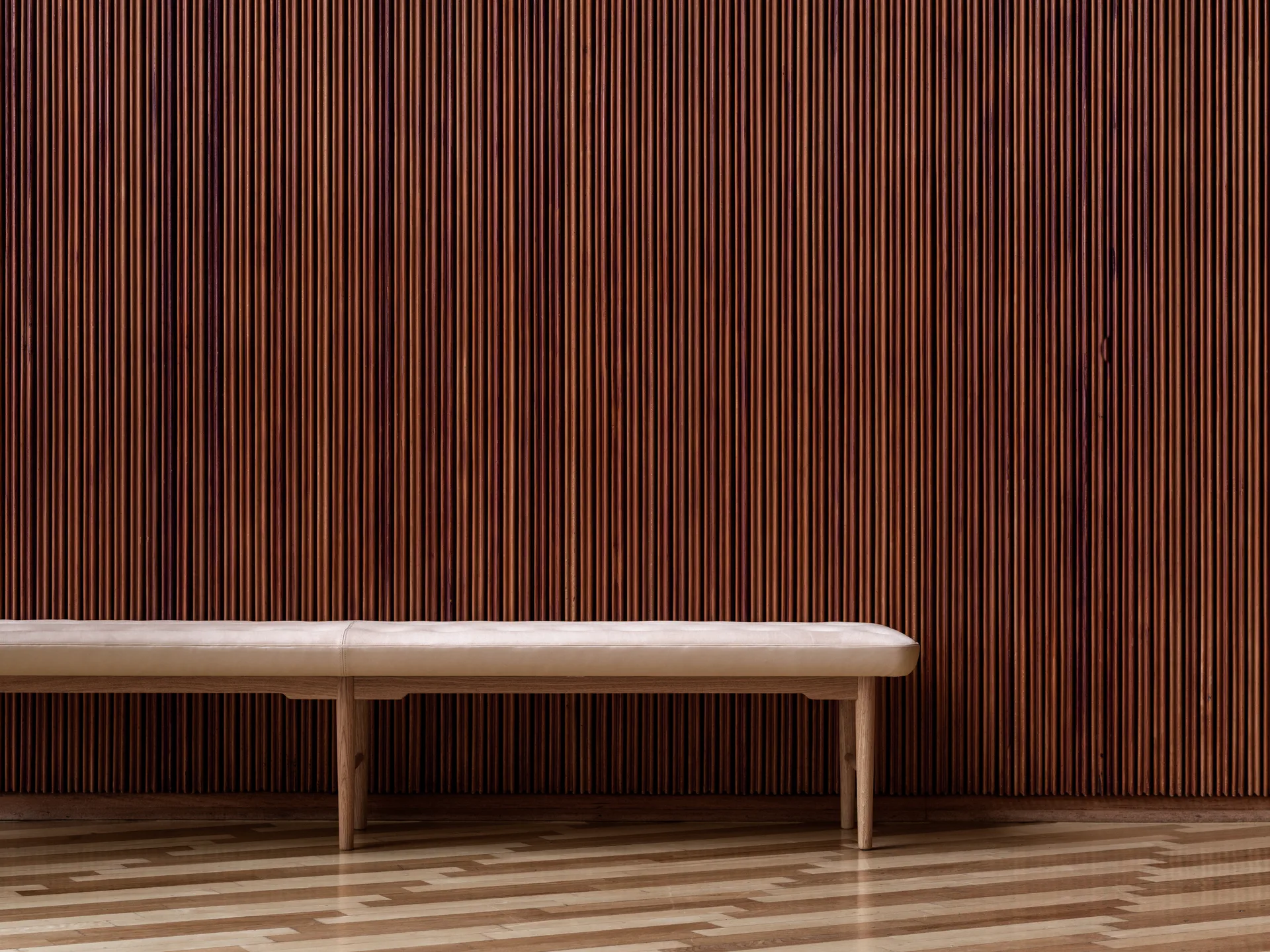 VLA75L Foyer bänk, Oljad ek-sif 90 läder, 250 cm Carl Hansen & Søn